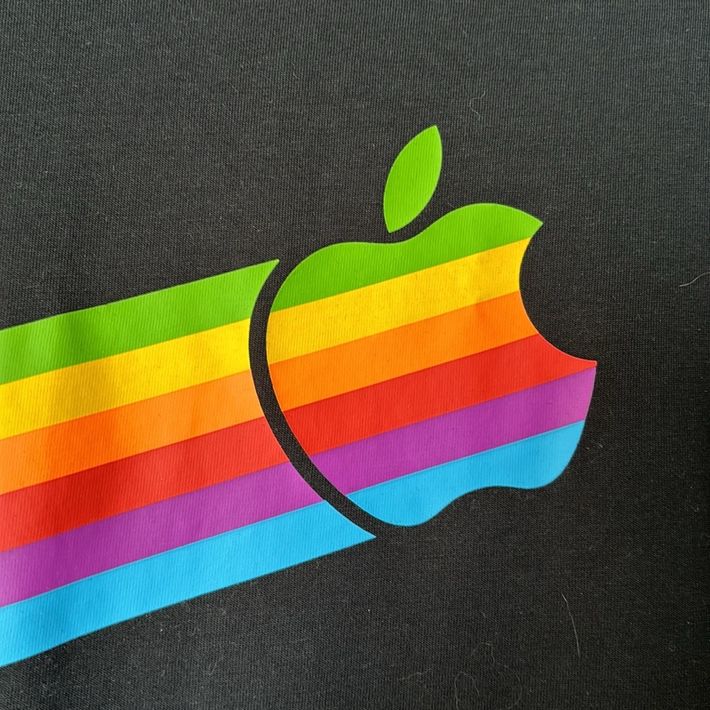 Apple Store Shirt - Picture 2 of 5